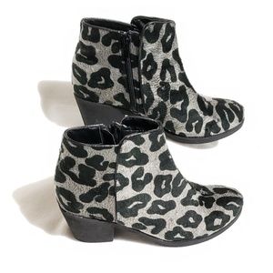 Dooballo Gray and Black Leopard Print Booties